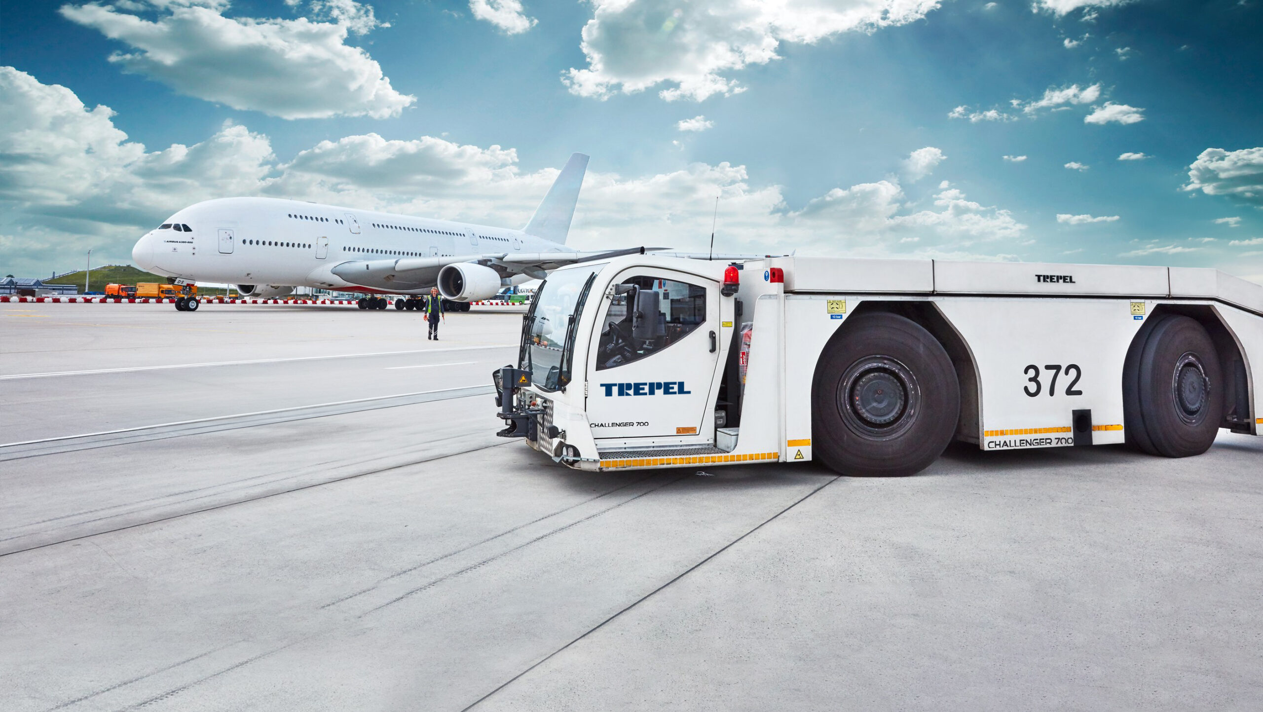 TREPEL Flugzeugschlepper CHALLENGER 700 auf dem Vorfeld mit Großraumflugzeug